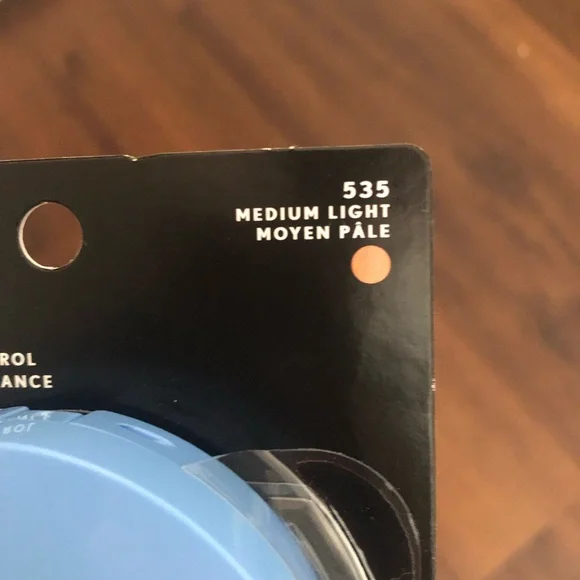 Covergirl Clean Matte Pressed Powder - Blue Compact - Picture 3 of 3